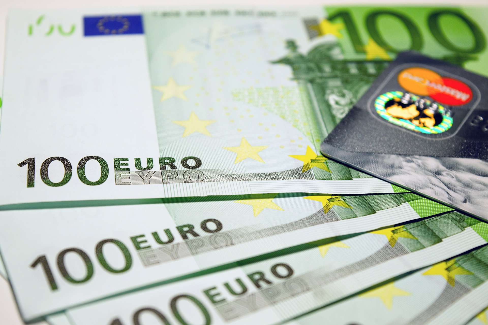 Foto van drie honderd euro biljetten, symbool voor de mogelijkheid om geld te besparen door bezwaar te maken tegen de WOZ-waarde. Dit illustreert de tekst over 100 redenen om bezwaar te maken tegen de WOZ-waarde.